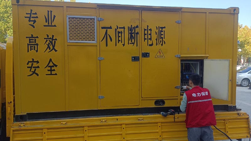 畜禽良种场柴油发电机组和UPS电源配合使用时，如何避免切换过程中的电力中断？